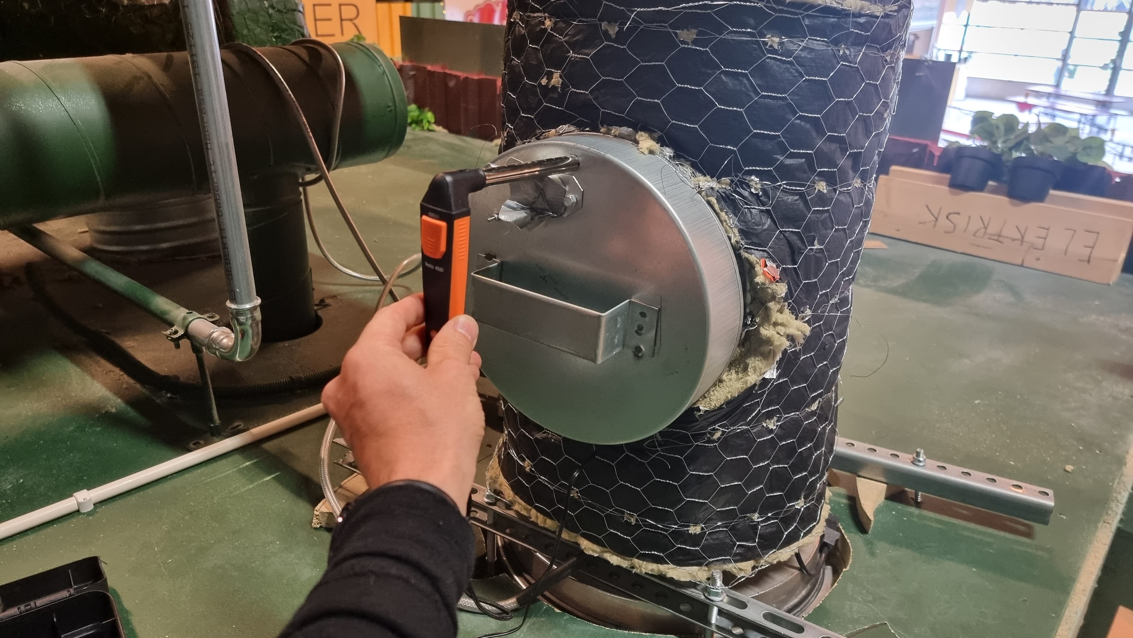 Luftmåling avtrekkskanal fra matbod på Lager 11 i Trondheim, hvor Lynx Kitchen er installert. Etter fem år med dokumentert ren kanal, kontinuerlig kameraovervåking med fettdeteksjon og jevnlige fysiske inspeksjoner gjennom inspeksjonsluker, er kanalen likevel fullisolert. Ikke fordi det er fett i den, men fordi gjeldende brannrådgivning forutsetter at det skulle vært det.