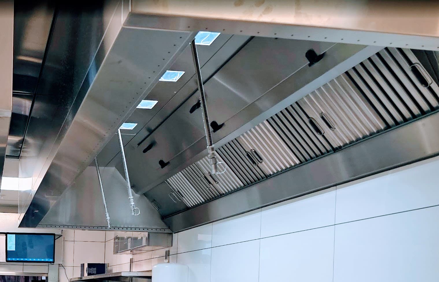 Lynx montert nedstrøms en markedsledende avtrekkshette med innebygd syklonseparasjon i en restaurant på Oslo lufthavn Gardermoen.