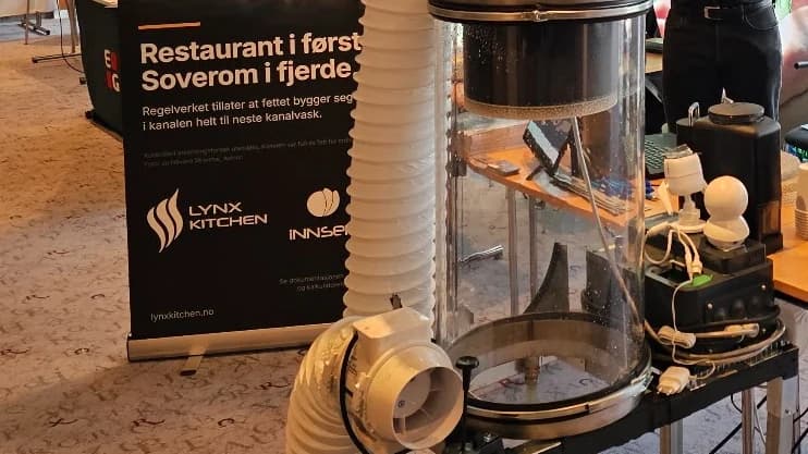 Demoenheten i drift på standen. Hele kammeret er gjennomsiktig, slik at man ser hva som skjer inni.