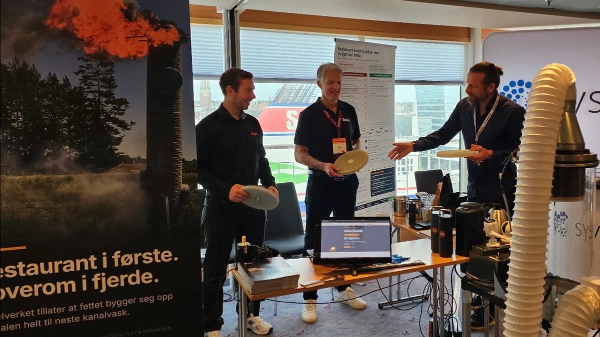 På standen om bord på Color Magic. Fra venstre Robin Mælen (Mælen Blikk og Ventilasjon), Fredrik Eriksen (Solva) og Sondre Jacobsen (InnSep). Det de holder er meshen fettet treffer inne i enheten.