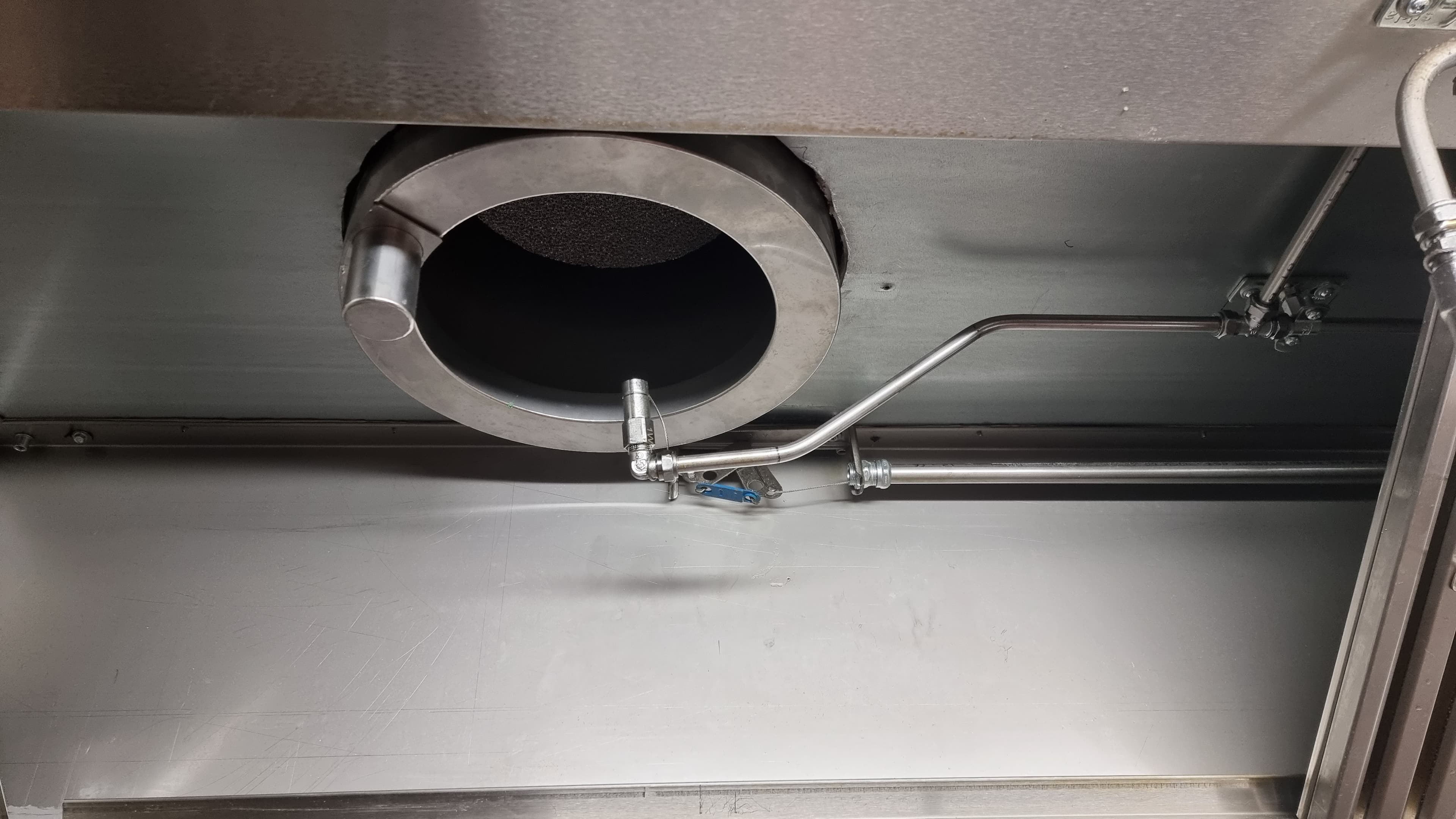 Monter avtrekkskanalene. Koble til 220V. Ferdig.